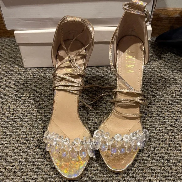 🔥2/$10 3/$12 Akira Metallic Heels size 9 - Picture 2 of 5